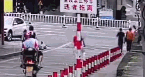 【每日平安162】情侣吵架男子逆行撞警车发泄,醉驾断片小伙报警让民警找车